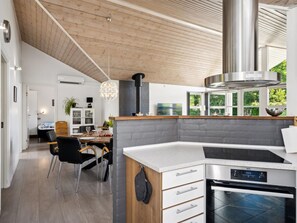 Kylskåp, mikrovågsugn, diskmaskin och grytor/köksredskap