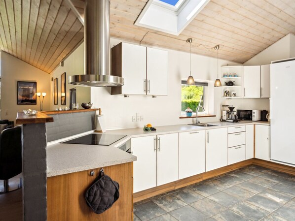 Kühlschrank, Mikrowelle, Geschirrspüler, Kochgeschirr/Geschirr/Besteck