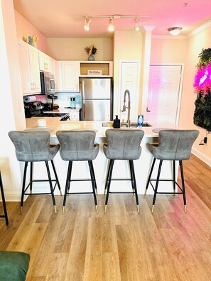 雪櫃、微波爐、焗爐、爐具