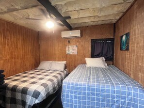 3 bedrooms, free WiFi, bed sheets - Fisherman’s getaway close to water.  Plenty of room for kayak and boat trailers. (Port Lavaca)