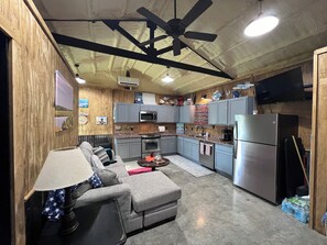 Fridge, microwave, oven, stovetop - Fisherman’s getaway close to water.  Plenty of room for kayak and boat trailers. (Port Lavaca)