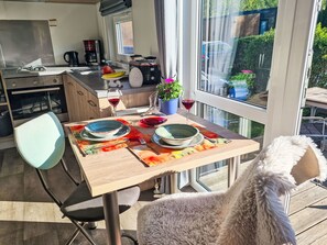 Kühlschrank, Ofen, Toaster, Kochgeschirr/Geschirr/Besteck
