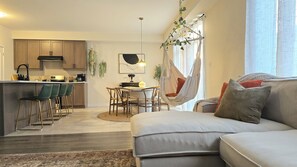 Smart-TV, Kamin, Tischtennisplatte