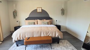 4 dormitorios, escritorio, tabla de planchar con plancha y cuna de viaje