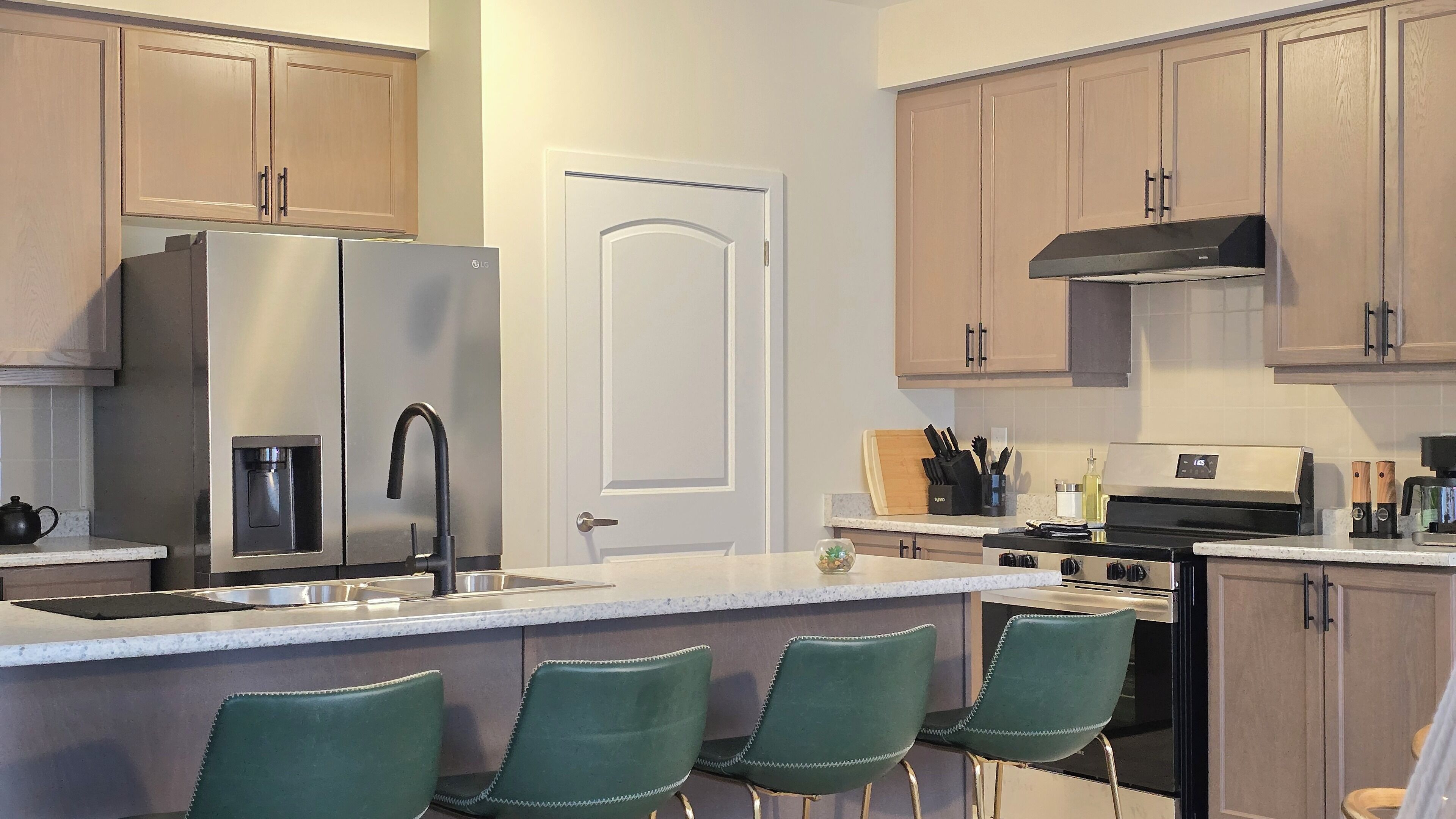 Jääkaappi, mikroaaltouuni, uuni, liesi