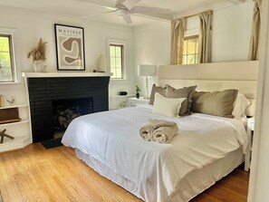 4 habitaciones, escritorio y tabla de planchar con plancha