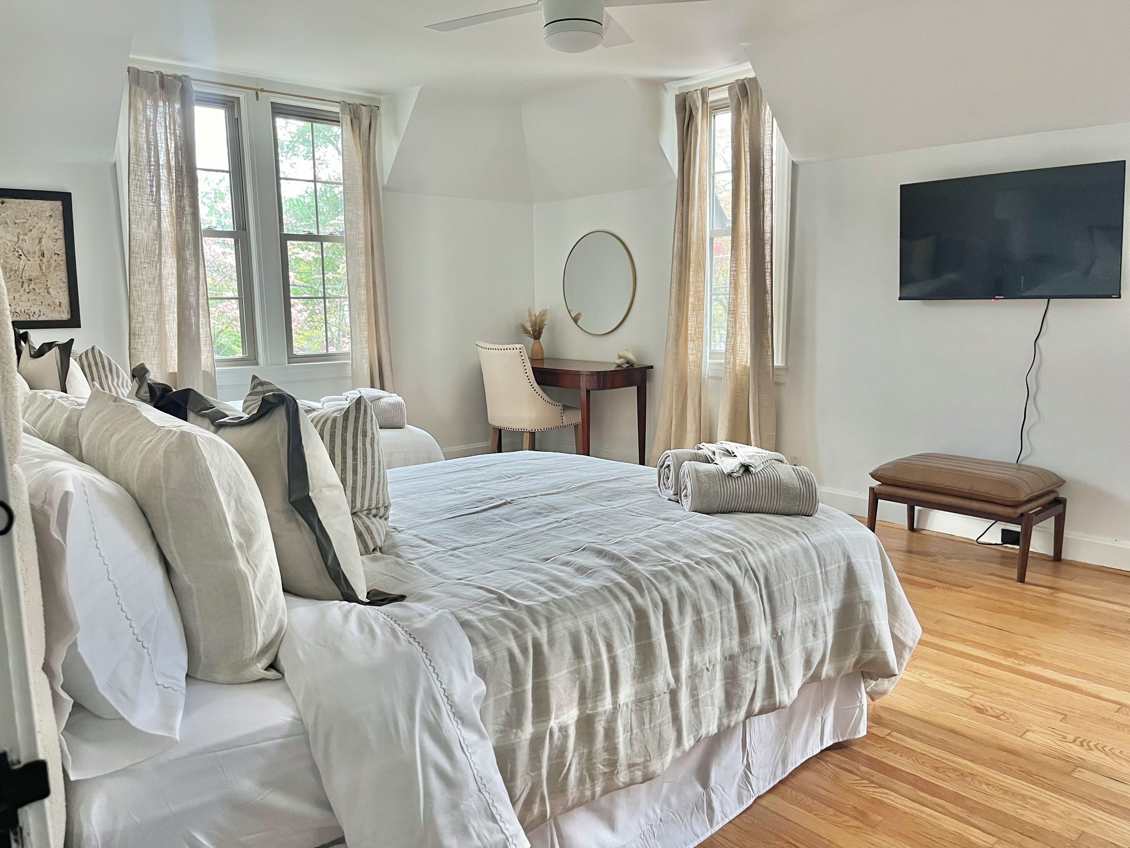 4 camere, una scrivania, ferro/asse da stiro, culla da viaggio