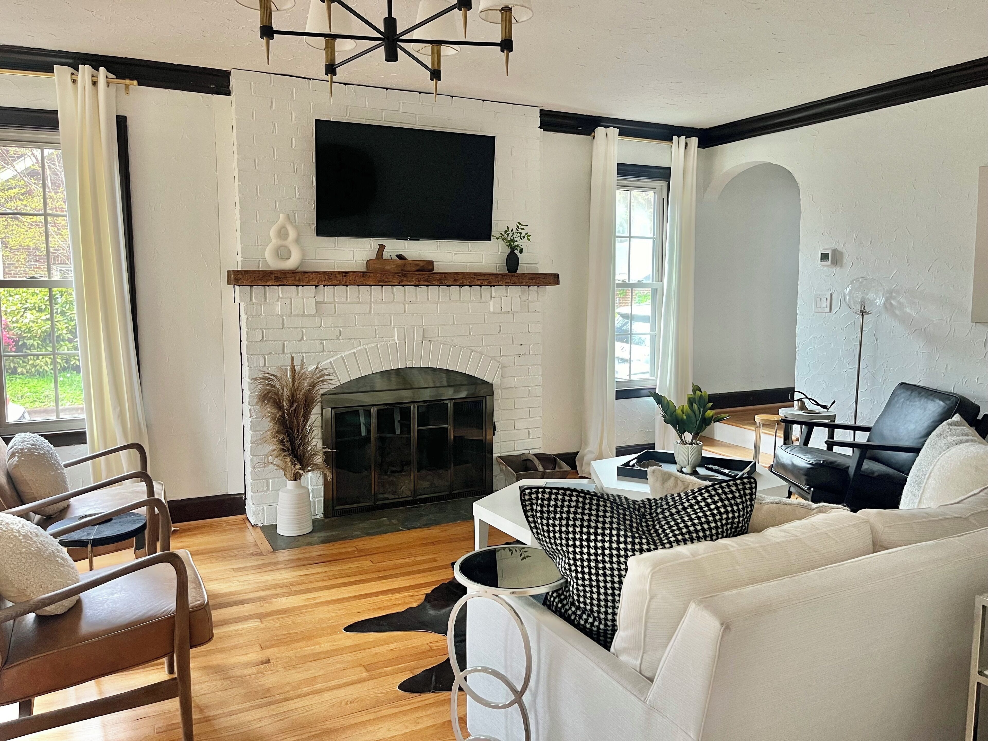 Smart TV, caminetto, libri