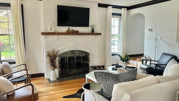 Smart TV, caminetto, libri