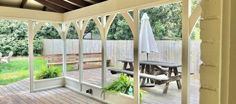 The Designers Den-Sleeps 10, Pets ok, 5min to IHFC & HPU, Emerywood!