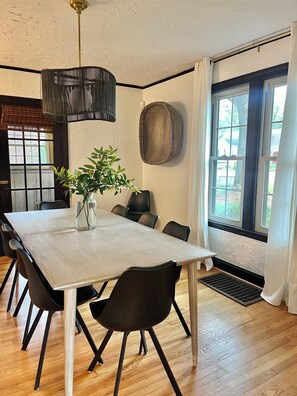 Dining - The Designers Den-Sleeps 10, Pets ok, 5min to IHFC & HPU, Emerywood! (High Point)