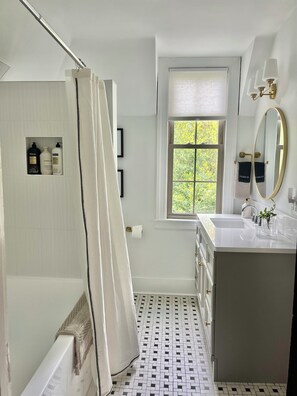 Douche, séchoir à cheveux, serviettes fournies, savon