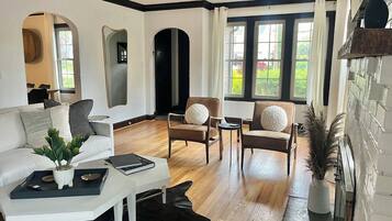 Smart TV, caminetto, libri