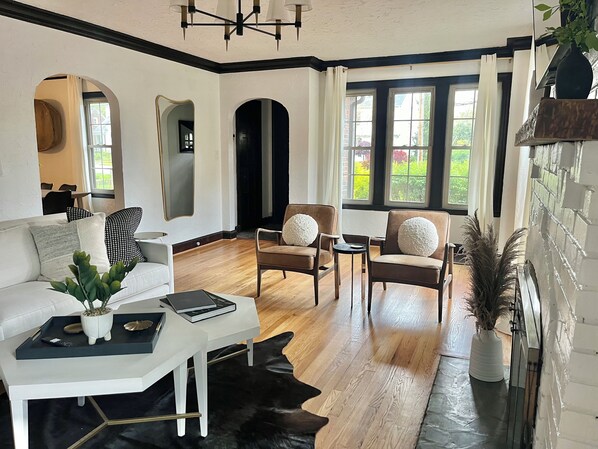 Smart-TV, Kamin, Bücher