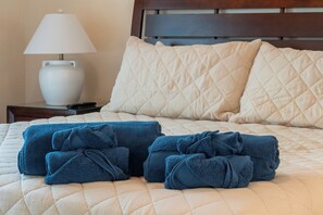 3 bedrooms, iron/ironing board, free WiFi, bed sheets - Davenport Andros Condo Retreat (Davenport)