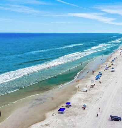 PET-FRIENDLY BEACH HOUSE WITH HOT TUB JUST FIVE MIN WALK FROM BEACH ACCESS !
