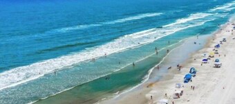 PET-FRIENDLY BEACH HOUSE WITH HOT TUB JUST FIVE MIN WALK FROM BEACH ACCESS !