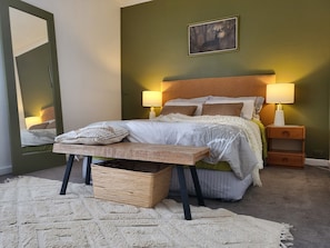 4 bedrooms, iron/ironing board, bed sheets