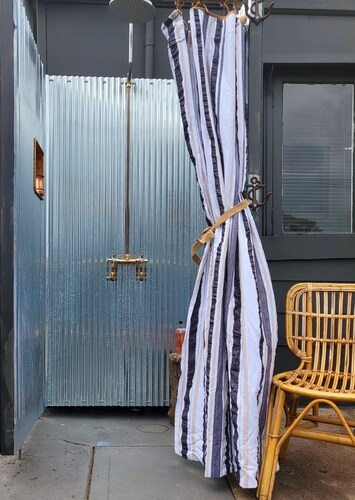 Retro beach house.
Central and close to beach. 
Room for all the family.