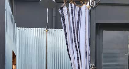 Retro beach house.
Central and close to beach.
Room for all the family.