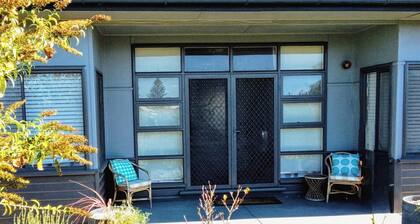 Retro beach house.
Central and close to beach.
Room for all the family.