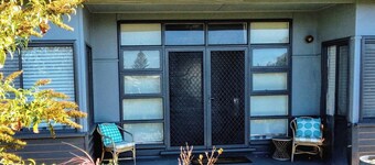 Retro beach house.
Central and close to beach.
Room for all the family.