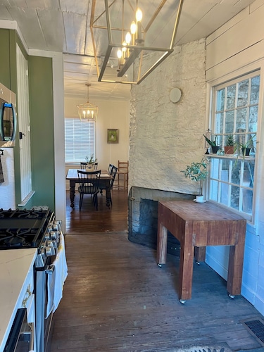  ⚜️Rivertown Retreat⚜️ Lewis & Clark stayed here. King bed.
Sleeps 4