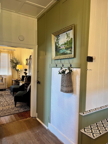  ⚜️Rivertown Retreat⚜️ Lewis & Clark stayed here. King bed.
Sleeps 4