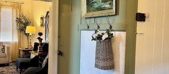  ⚜️Rivertown Retreat⚜️ Lewis & Clark stayed here. King bed.
Sleeps 4