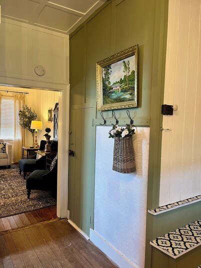  ⚜️Rivertown Retreat⚜️ Lewis & Clark stayed here. King bed.
Sleeps 4