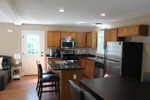 Een koelkast, een oven, een vaatwasser, een koffiezetapparaat/waterkoker