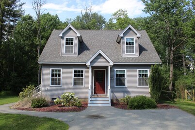 Cozy Home Near Downtown, Shops, and Restaurants.