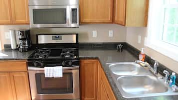 Fridge, oven, dishwasher, coffee/tea maker