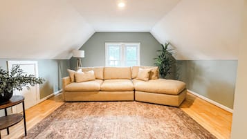 Een smart-tv en boeken