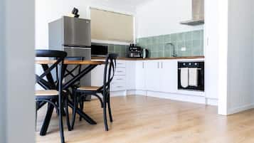 Frigorífico, microondas, horno y placa de cocina