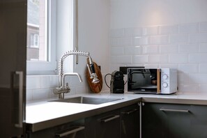 Een koelkast, een microgolfoven, een oven, een kookplaat