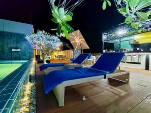 Piscine extérieure, parasols de plage, chaises longues