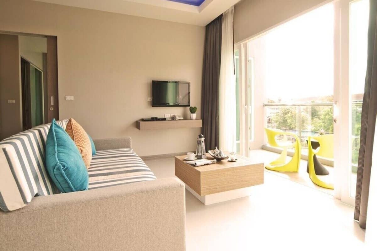 Premium penthouse | Woonruimte | Een 32-inch lcd-televisie met kabelzenders