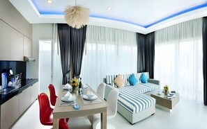 Luksus-loftsleilighet | Oppholdsområde | En 32-tommers LCD-TV med kabel-kanaler