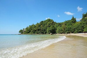 Una playa cerca, toallas de playa