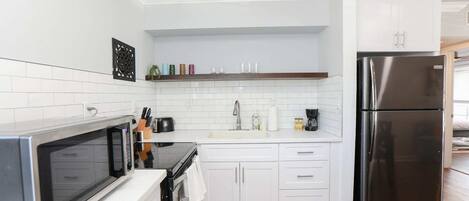 Kühlschrank, Mikrowelle, Wasserkocher mit Kaffee-/Teezubehör