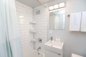 Douche, sèche-cheveux, serviettes fournies, shampoing