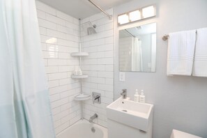 Douche, sèche-cheveux, serviettes fournies, shampoing