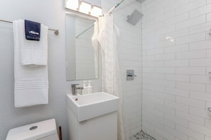 Shower, hair dryer, towels, shampoo - Sojourn Palm Suite at Beach Cottages (Norfolk)