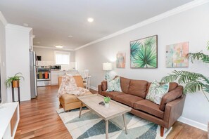 TV - Sojourn Palm Suite at Beach Cottages (Norfolk)