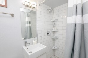 Dusche, Haartrockner, Handtücher, Shampoo