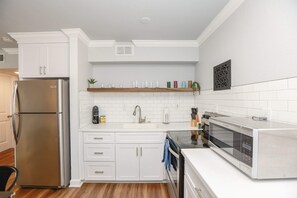 Refrigerador, microondas, lavavajillas, cafetera/tetera