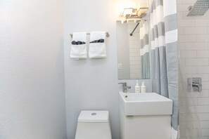 Dusche, Haartrockner, Handtücher, Shampoo