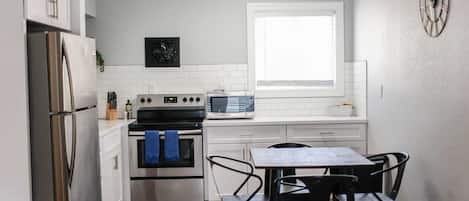 Cafetière/bouilloire, réfrigérateur, micro-ondes, bouilloire électrique