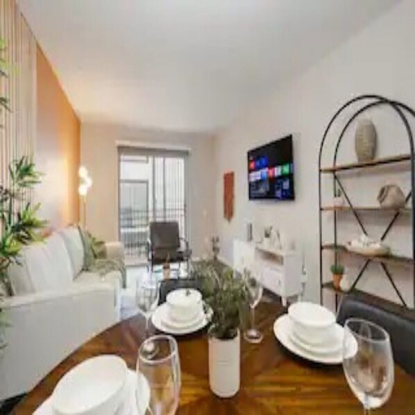 Interior - Chic Apartment in Memorial 3 mins from Washington Ave!
(Houston)